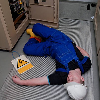 Osamocený elektrikář na pracovišti